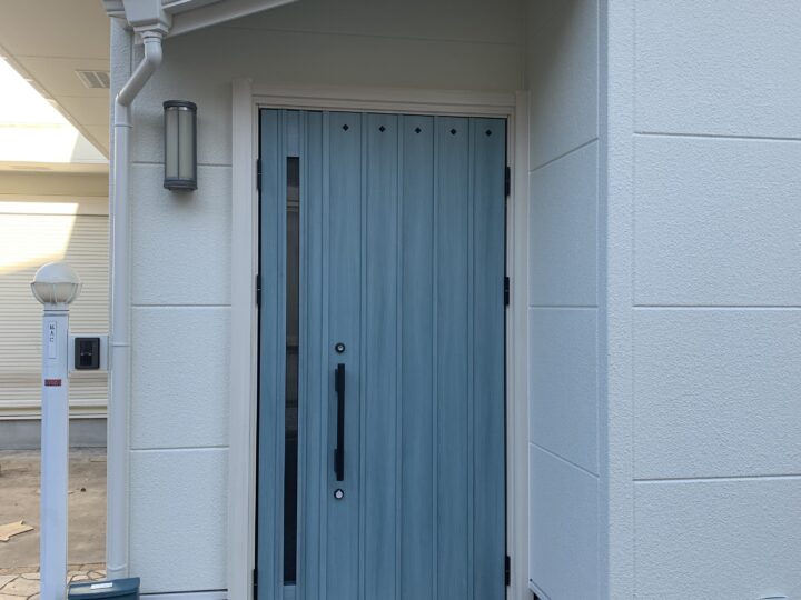 北欧風な玄関ドアに♪│堺市の外壁塗装・屋根塗装・雨漏り専門店　千成工務店
