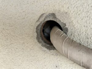 壁　穴　エアコン　配管　堺市　外壁塗装　屋根塗装　雨漏り　修理　工法　千成工務店